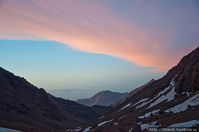 На гору Тубкаль альпинисты выходят еще затемно, и рассвет встречают на подъеме. Марокко