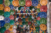 Марокко славится своей керамикой и ажурными металлическими изделиями.