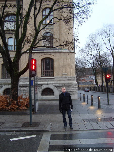 Зачем нужны два красных сигнала светофора — загадка) Осло, Норвегия