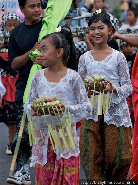 Чтобы демоны не голодали, надо их угостить Бали, Индонезия