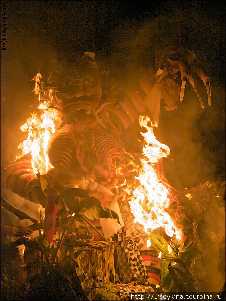 Церемония сжигания демонов Бали, Индонезия