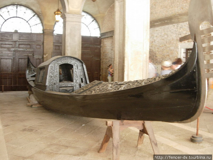 А это, наверное, самая старая и дорогая венецианская гондола. Посмотреть ее можно во дворце Дожей. Венеция, Италия