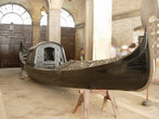 А это, наверное, самая старая и дорогая венецианская гондола. Посмотреть ее можно во дворце Дожей.