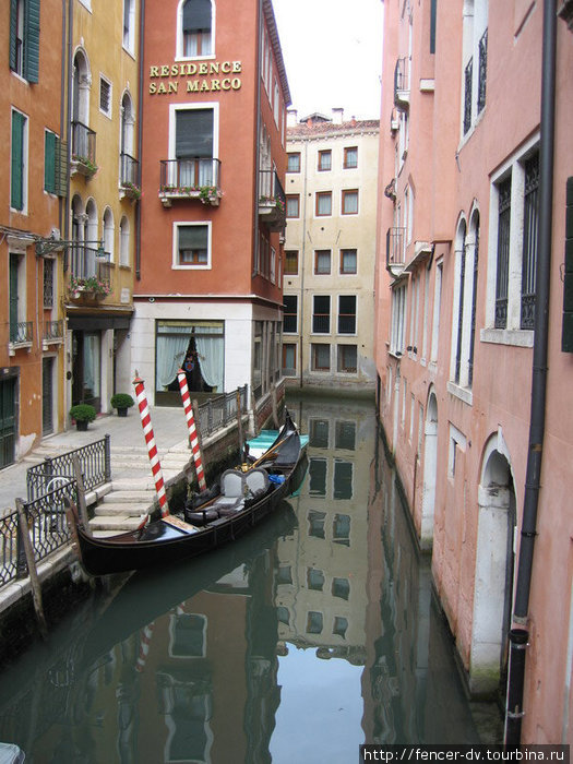 Гондольер пошел домой на обед. Такие картинки в Венеции — сплошь и рядом. Венеция, Италия