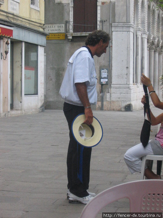 Типичный гондольер, беседующий с туристкой) Венеция, Италия