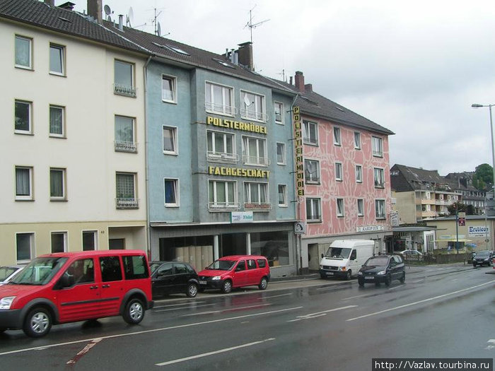 Розовый дом выделяется среди других Вупперталь, Германия