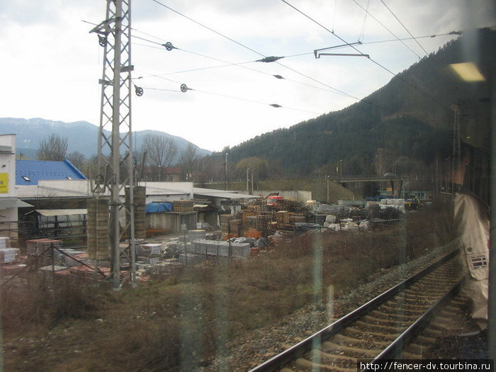 Из окна поезда Словакия производит довольно удручающее впечатление Липтовски-Микулаш, Словакия