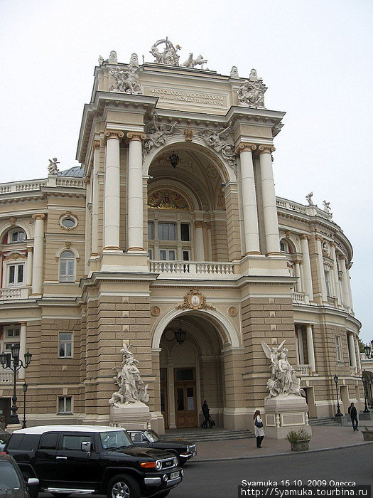 Внизу у центрального входа установлены две скульптурные группы, олицетворяющие комедию и трагедию. Одесса, Украина