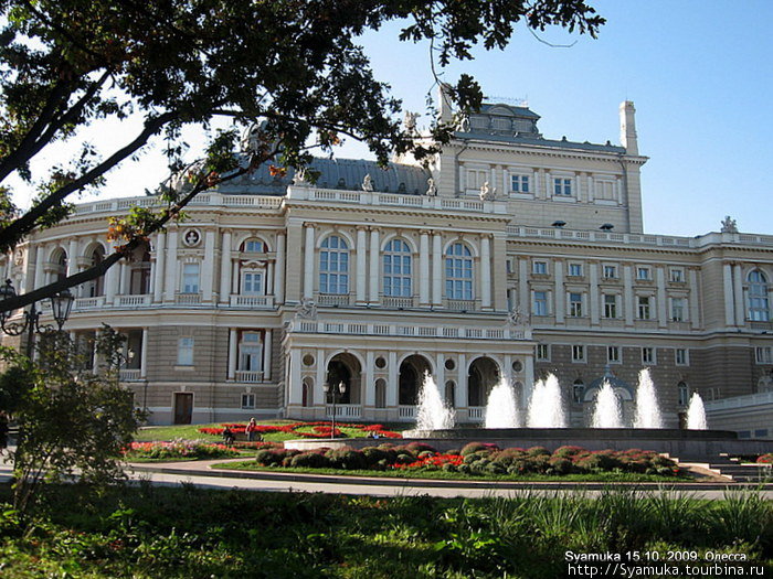 Вид на театр со стороны бывшего Английского клуба. Одесса, Украина