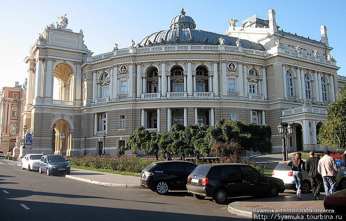 В сентябре 1884 года, спустя 11 лет после рокового пожара, состоялась закладка фундамента нового театра, а 1 октября 1887 года завершилось его строительство. Одесса, Украина