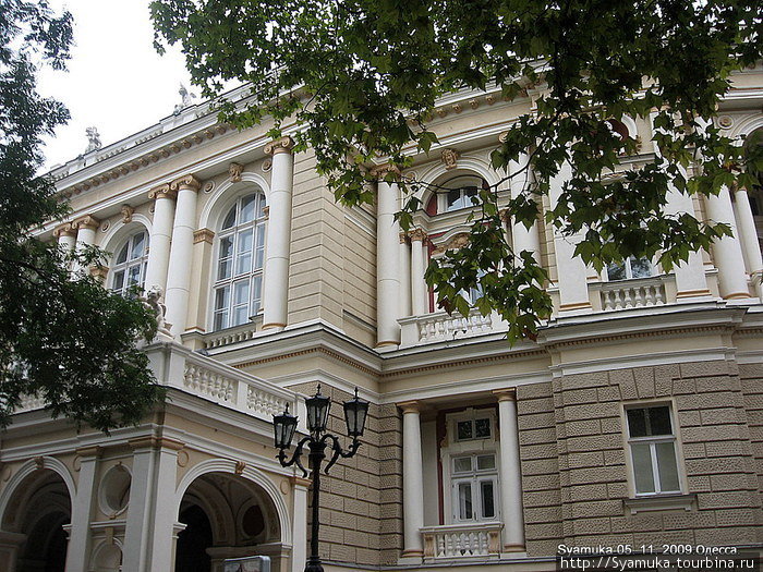 Верхние этажи театра со стороны сквера Пале-Рояль. На первом этаже находятся кассы. Одесса, Украина