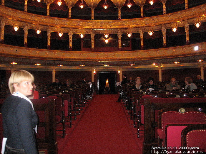 Архитектура зрительного зала рассчитана на 1664 места. Выдержана в стиле позднего французского рококо Одесса, Украина