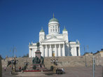 перед Собором стоит памятник императору Александру II, которого финны любят и чтут.