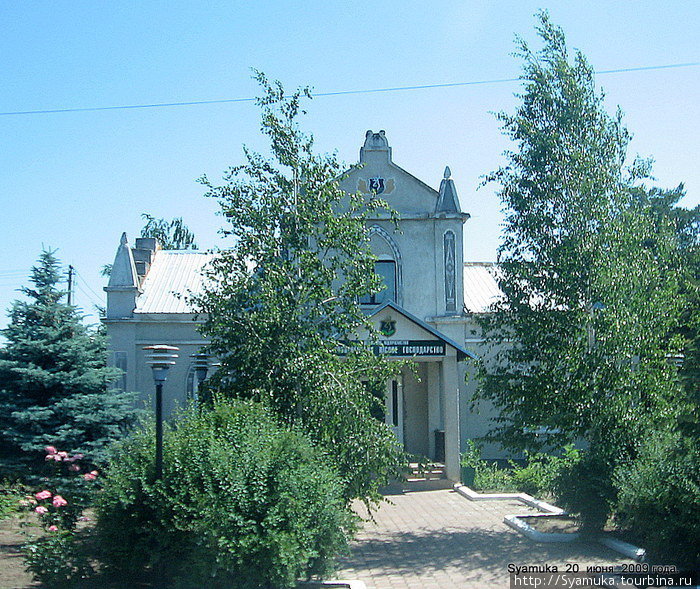 Сохранилась летняя резиденция царя, которая находится около Марьиной рощи (фото сделано через окно автобуса) Вознесенск, Украина