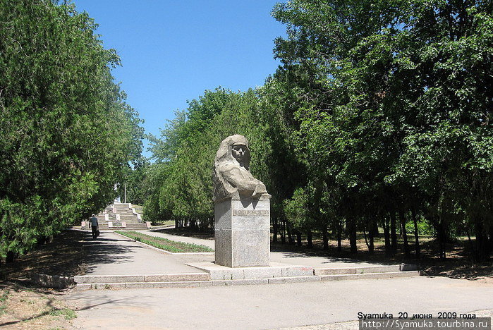 Сооружение альтанки находится на центральной аллее, которая проходит через парк им. Н. Островского. Вознесенск, Украина