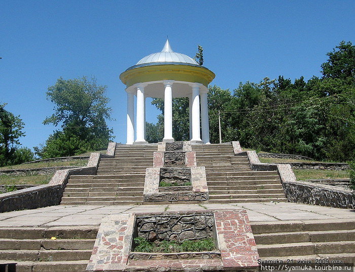 Альтанку-ротонду опоясывают три круга террас. Сооружение представляет собой 8 колонн, которые поддерживают сферический купол. Построена Ротонда более 170 лет назад — в 1837 году. Вознесенск, Украина