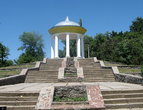 Альтанку-ротонду опоясывают три круга террас. Сооружение представляет собой 8 колонн, которые поддерживают сферический купол. Построена Ротонда более 170 лет назад — в 1837 году.