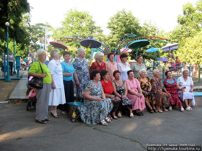 В парке им. Н. Островского пели... бабушки. Да еще как пели! Вознесенск, Украина