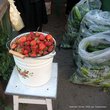 В городе есть большой рынок. ...в жару пользуются большим спросом овощи и фрукты. Их на рынке много.