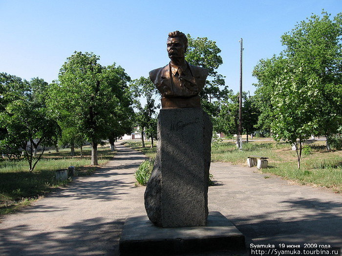 Памятник А. М. Горькому. Вознесенск, Украина