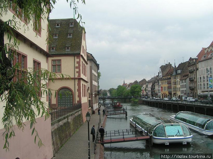 Прогулочные кораблики ждут клиентов Страсбург, Франция