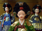 Еще в различных галереях деревни часто встречаются куклы ручной работы.