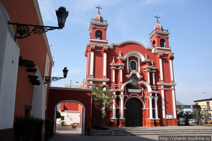 Фасад монастырской церкви Лима, Перу