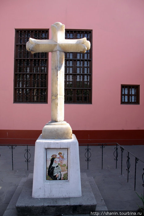 Мраморный крест в монастыре Святой Розы Лимской Лима, Перу