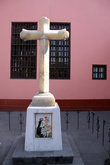 Мраморный крест в монастыре Святой Розы Лимской