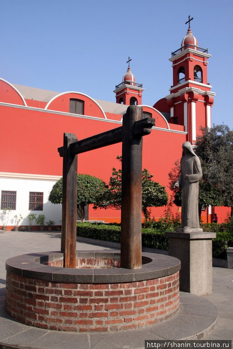 Священный колодец и статуя святой в монастырском дворике Лима, Перу