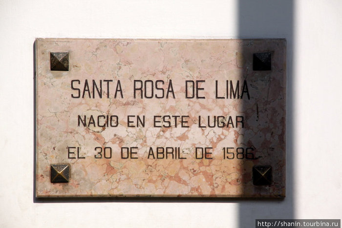 Тень от креста на мемориальной табличке Лима, Перу
