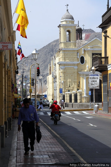 Улица ведет к монастырю Лима, Перу