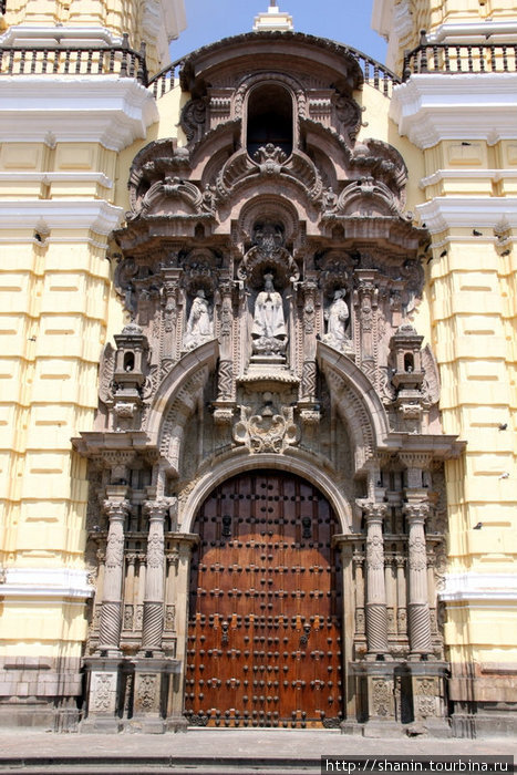 Вход в церковь Лима, Перу