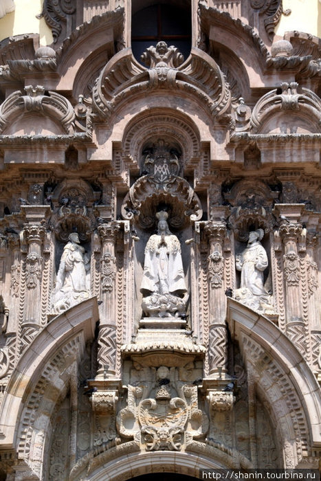 Статуи над входом в церковь Лима, Перу