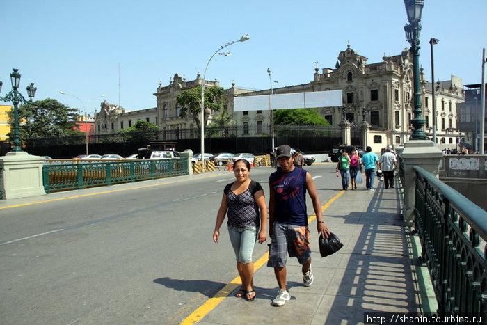 Мост ведет к Президентскому дворцу Лима, Перу