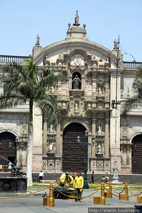 Рабочие перед фасадом собора Лима, Перу
