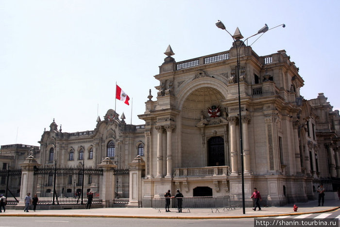 Вид сбоку на Президентский дворец Лима, Перу