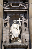 Статуя на фасаде Кафедрального собора
