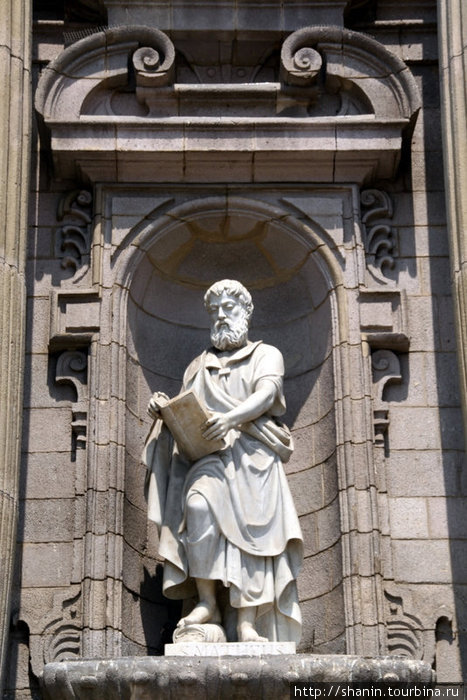 Статуя на фасаде собора Лима, Перу