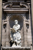 Статуя на фасаде собора