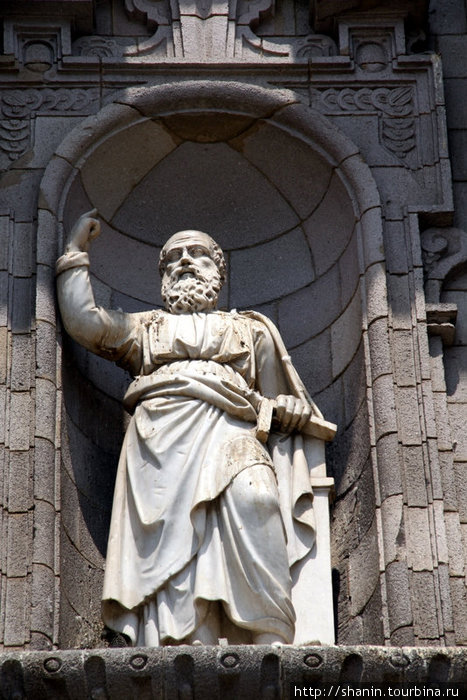Статуя на фасаде Кафедрального собора Лима, Перу