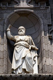 Статуя на фасаде Кафедрального собора