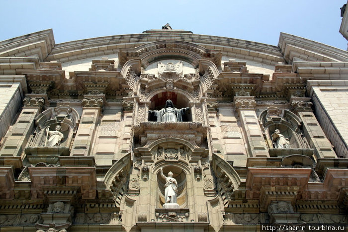 Фасад Кафедрального собора — самого старого здания Лимы Лима, Перу