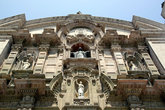 Фасад Кафедрального собора — самого старого здания Лимы