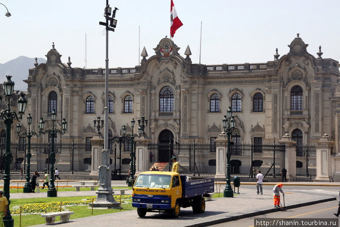 Грузовик перед Президентским дворцом Лима, Перу