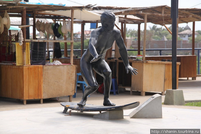 Статуя серфингиста на площади у Панамериканского шоссе Манкора, Перу