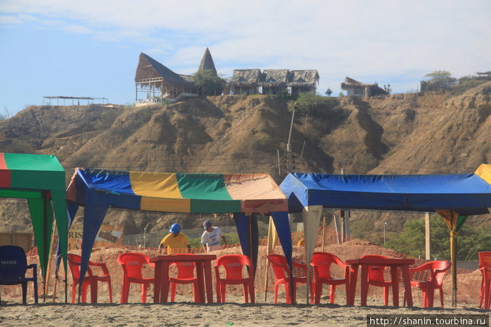 Пластиковые стулья под навесом Манкора, Перу