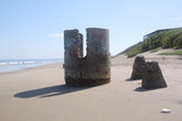 Бетонные конструкции на пляже