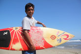 Юный серфингист — из местных