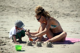 Игра в песочные куличики на пляже